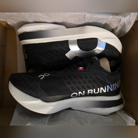 On Running Sneakers Cloudboom Strike 7.5 Women - Picture 3 of 13